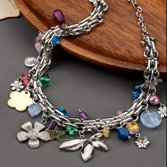 NWOT Vintage Elegant Charm Pendant Necklace with Flowers and Bead Accents - Picture 3 of 7